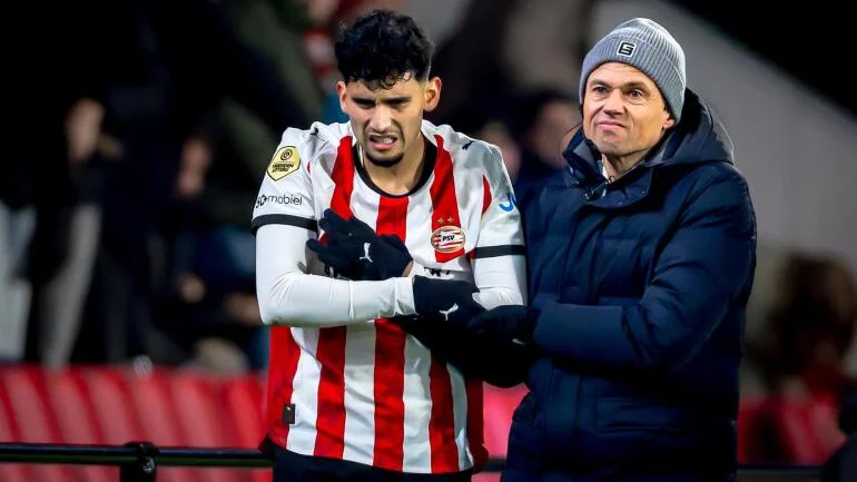 Ricardo Pepi ôm tay đau đớn sau chấn thương trong trận PSV.